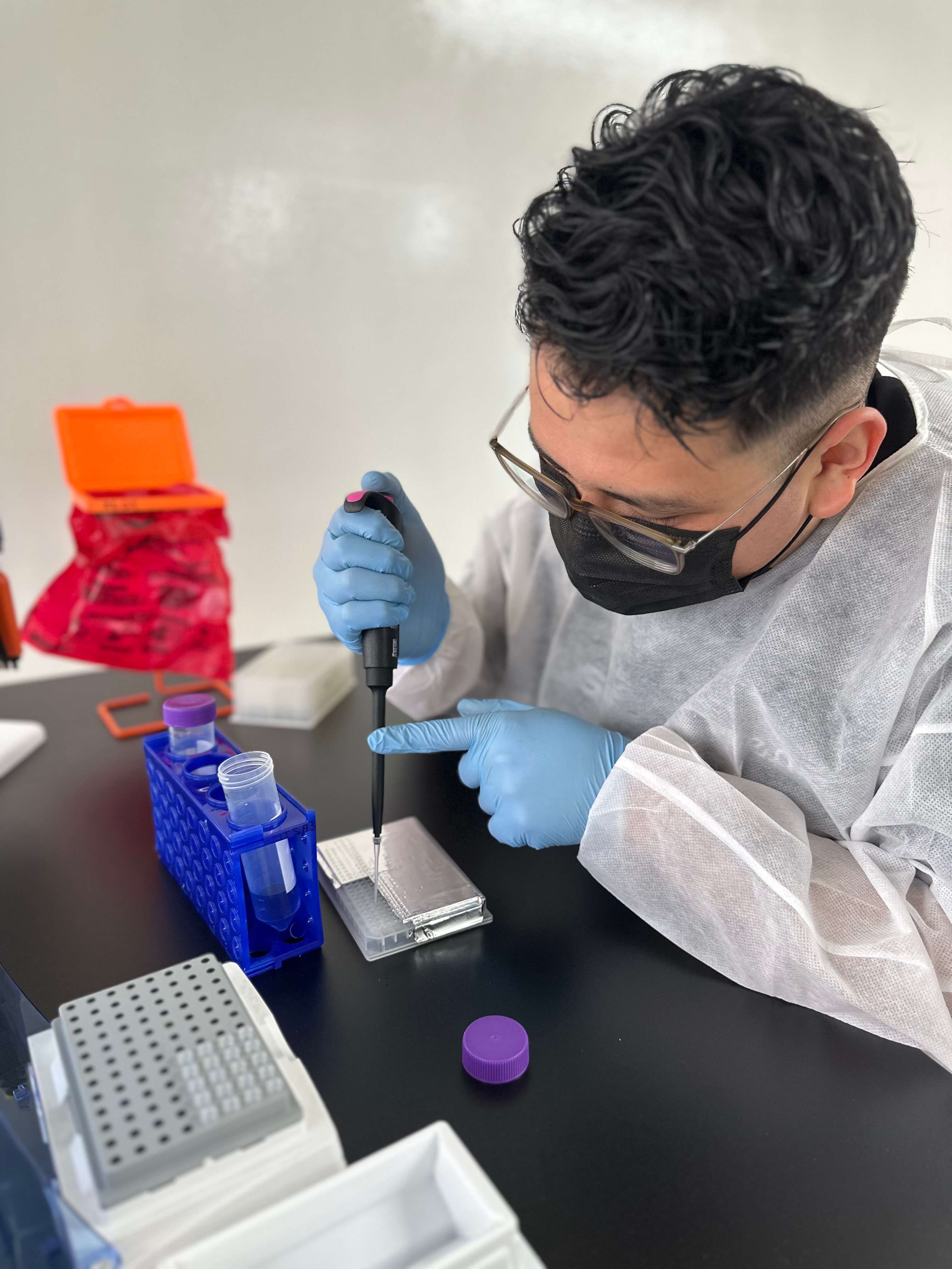 Científico trabajando en laboratorio
